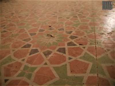 Spicca il salone a mattonelle con motivi geometrici, nei toni dell�arancione e del verde, circondato da una banda piastrellata nei colori dominanti del giallo e del blu